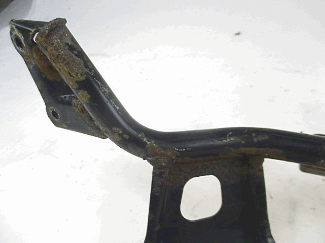 SUPPORTO CARENA PEDANA SINISTRA HONDA PANTHEON 125 / 150 LEFT FOOTREST FAIRING BRACKET USURATO DAL TEMPO