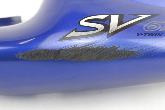 SUZUKI SV 650 4550220F00 FIANCHETTO POSTERIORE SINISTRA 99 - 02 LEFT SIDE COVER GARFFI PICCOLA CREPA