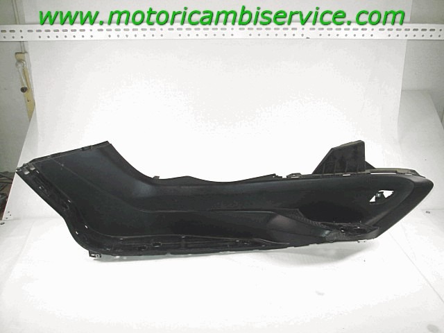 CARENA POGGIA PIEDI LATERALE SINISTRA YAMAHA MAJESTY YP400 ABS (2011 - 14) 5RU274880000 STRISCIATA