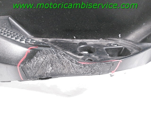 CARENA POGGIA PIEDI LATERALE SINISTRA YAMAHA MAJESTY YP400 ABS (2011 - 14) 5RU274880000 STRISCIATA