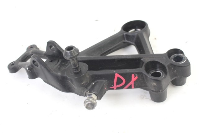 KTM 125 DUKE 93003039000 STAFFA PEDANA ANTERIORE DESTRA 21 - 23 FRONT RIGHT FOOTREST HOLDER