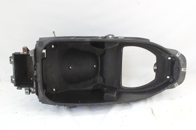 PIAGGIO BEVERLY 500 620696 VASCA SOTTOSELLA PORTACASCO 02 - 06 HELMET COMPARTMENT