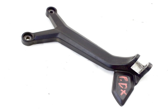 TRIUMPH TRIDENT 660 T2086606 STAFFA PEDANA POSTERIORE DESTRA 21 - 24 REAR RIGHT FOOTREST HOLDER