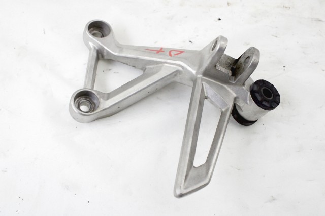 HONDA CB 500 HORNET 50715MJWJ00 STAFFA PEDANA POSTERIORE DESTRA PC71 (2024) REAR RIGHT FOOTREST HOLDER