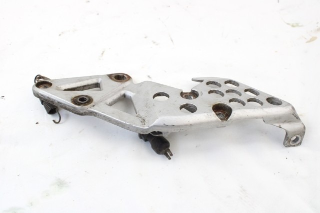 SUZUKI RF 900 R 4351121E00 STAFFA PEDANA ANTERIORE DESTRA 94 - 97 FRONT RIGHT FOOTREST HOLDER