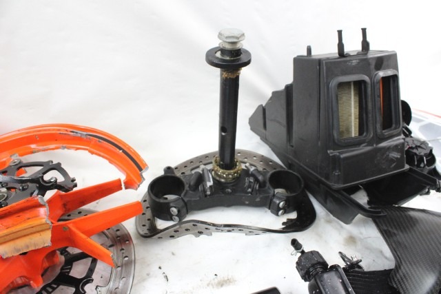 KTM 1290 SUPER DUKE R SET PARTI DANNEGGIATE INCIDENTATE 17 - 18 CRASHED PARTS